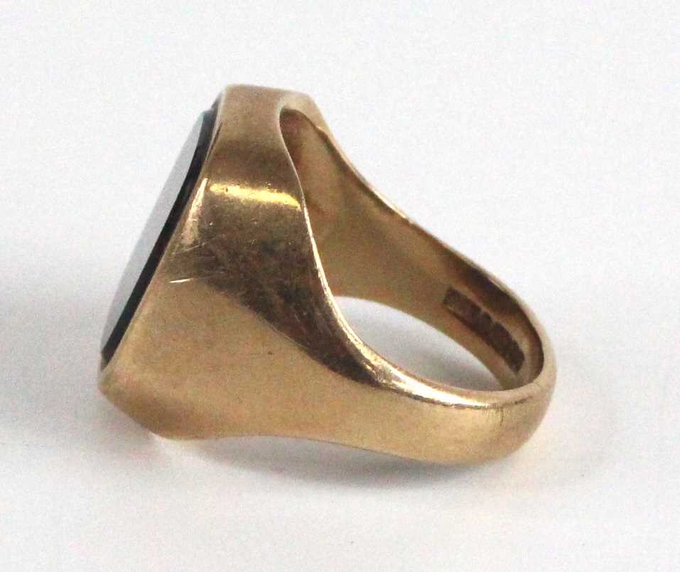 A modern gent's 9ct gold and black onyx set signet ring, 9.1g, sponsor P&G, size R - Image 5 of 7