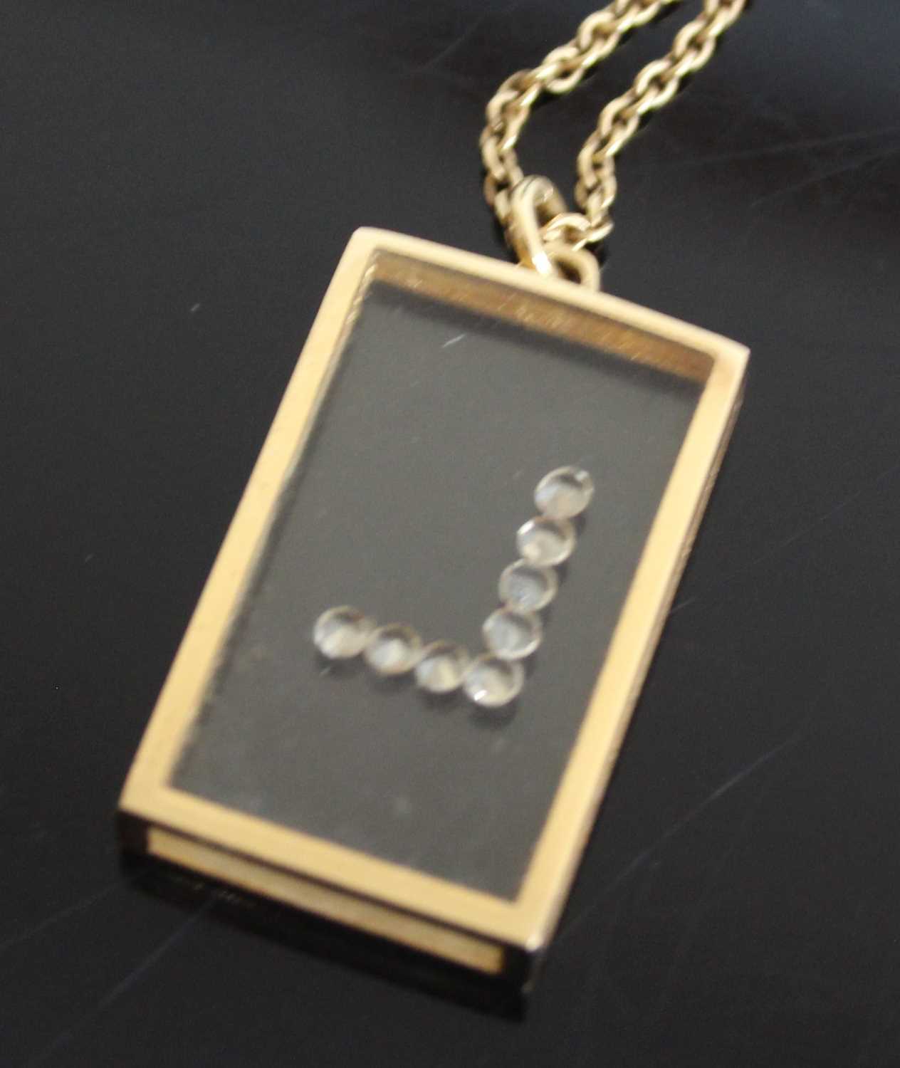 A yellow metal rectangular glass pendant with 8 1.5mm single cut white stones in a letter L shape - Image 4 of 5