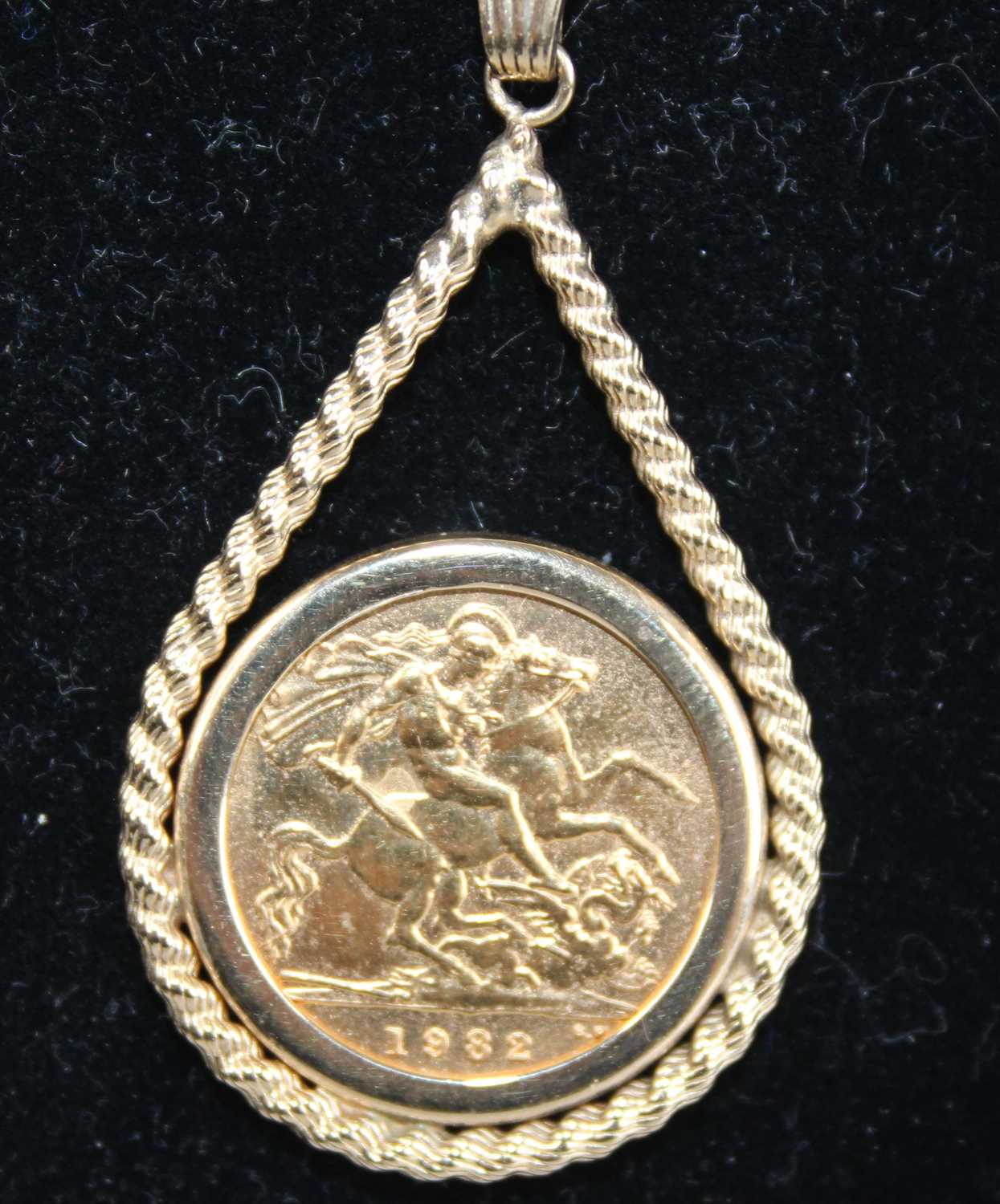 An Elizabeth II gold half sovereign, 1982, in 9ct gold pendant mount and on 9ct gold fine curblink - Image 2 of 3