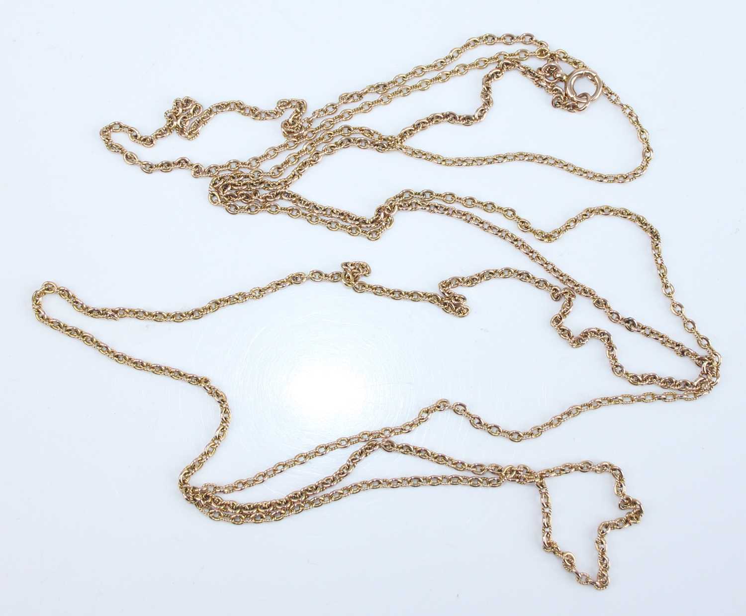 An American yellow metal chainlink long guard chain, as alternating plain and ropetwist chain links, - Image 2 of 2