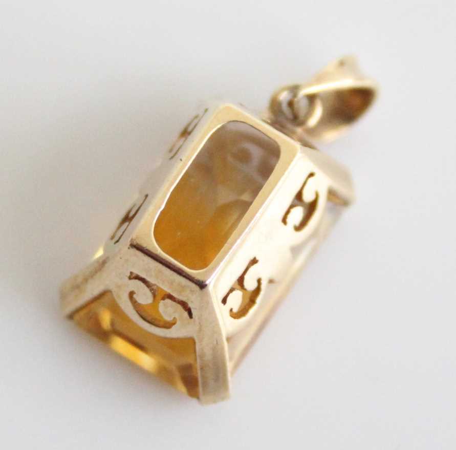 A yellow metal citrine pendant, featuring a rectangular cut citrine in a four-claw setting, - Image 4 of 4