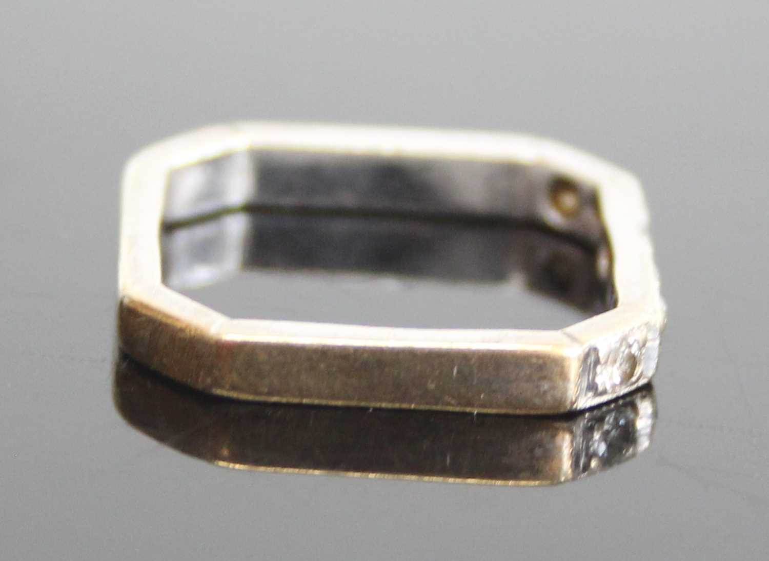 A white metal diamond octagonal shaped half eternity ring featuring 6 round brilliant cut diamonds - Image 3 of 6
