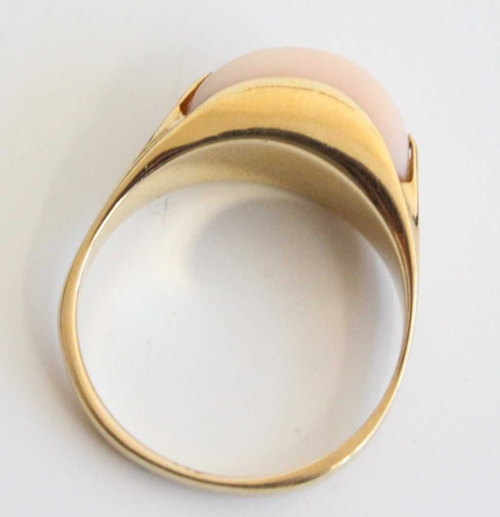 A Hawaiian yellow metal and coral set dress ring, indistinctly marked but tests as approx 12ct gold, - Image 7 of 9