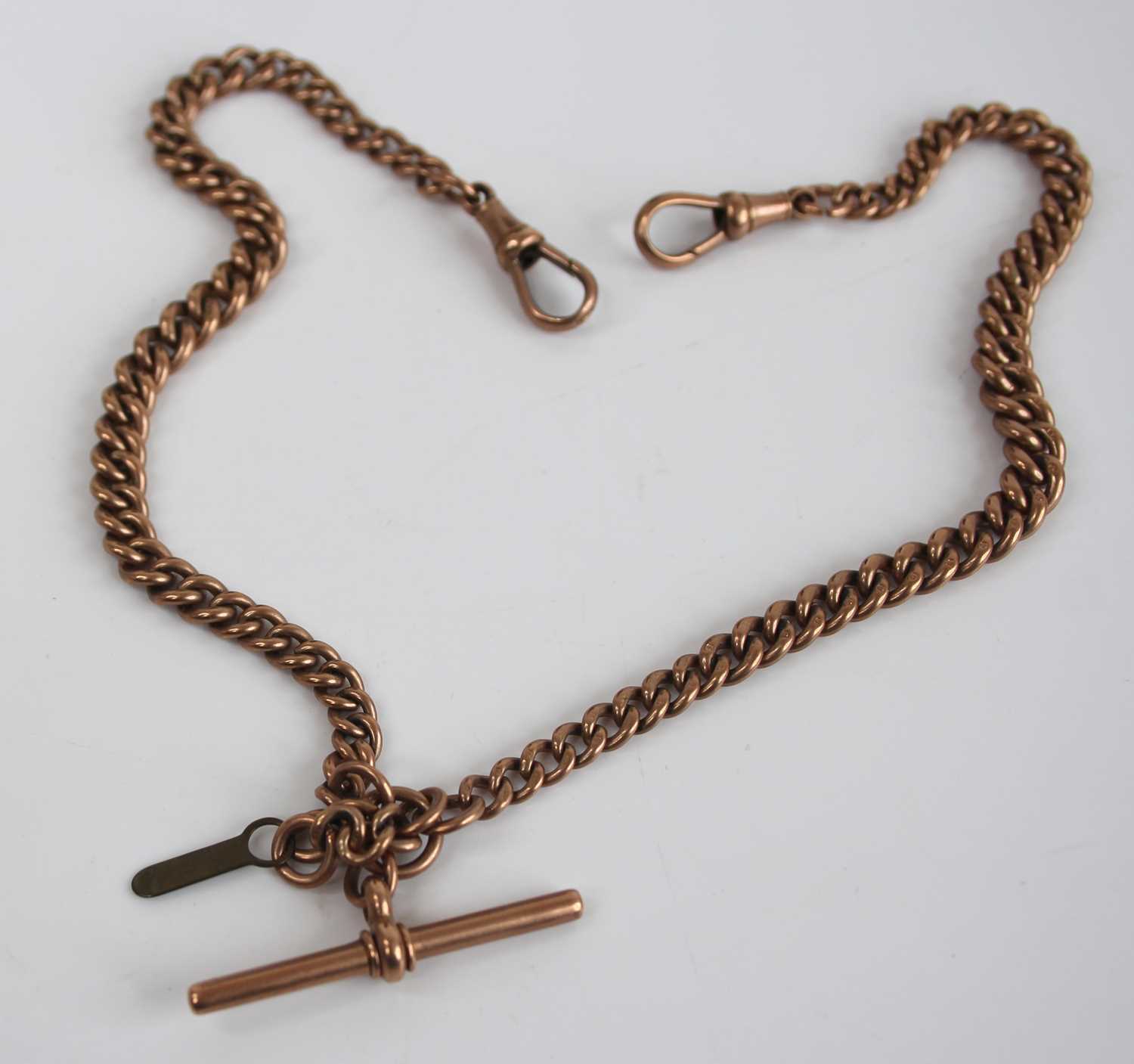 A 9ct gold graduated curblink double watch chain with T-bar, each end with lobster claw clasp, 35.