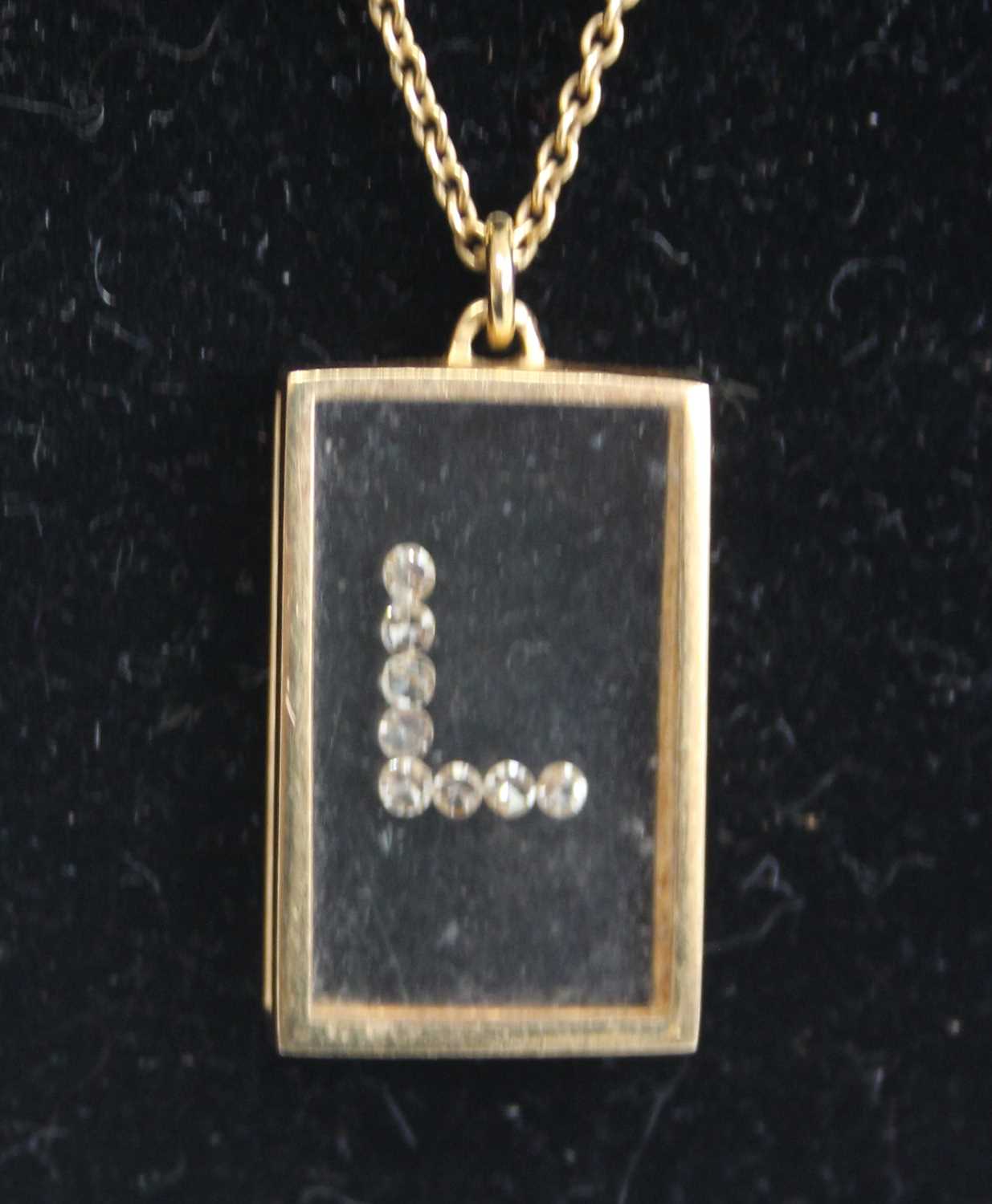 A yellow metal rectangular glass pendant with 8 1.5mm single cut white stones in a letter L shape - Image 2 of 5