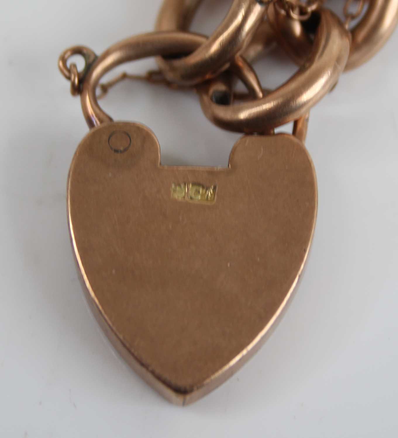 A 9ct gold curblink bracelet, with heart shaped padlock clasp and safety chain, 23.7g, 22cm - Image 3 of 3