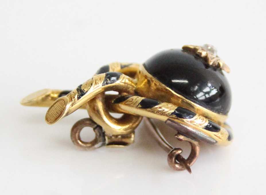 A late Victorian yellow metal mourning brooch, having a round 12.5mm garnet cabochon and a 2.35mm - Image 2 of 4