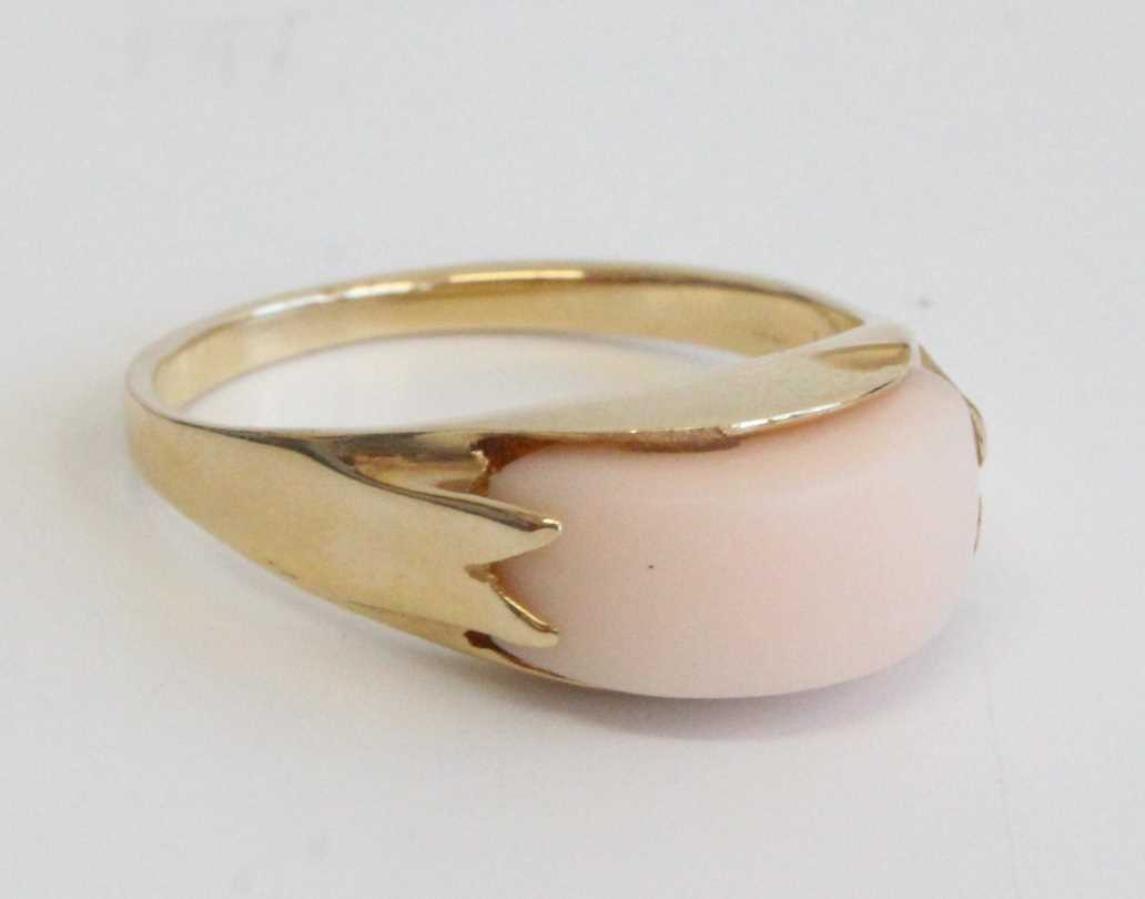 A Hawaiian yellow metal and coral set dress ring, indistinctly marked but tests as approx 12ct gold, - Image 2 of 9