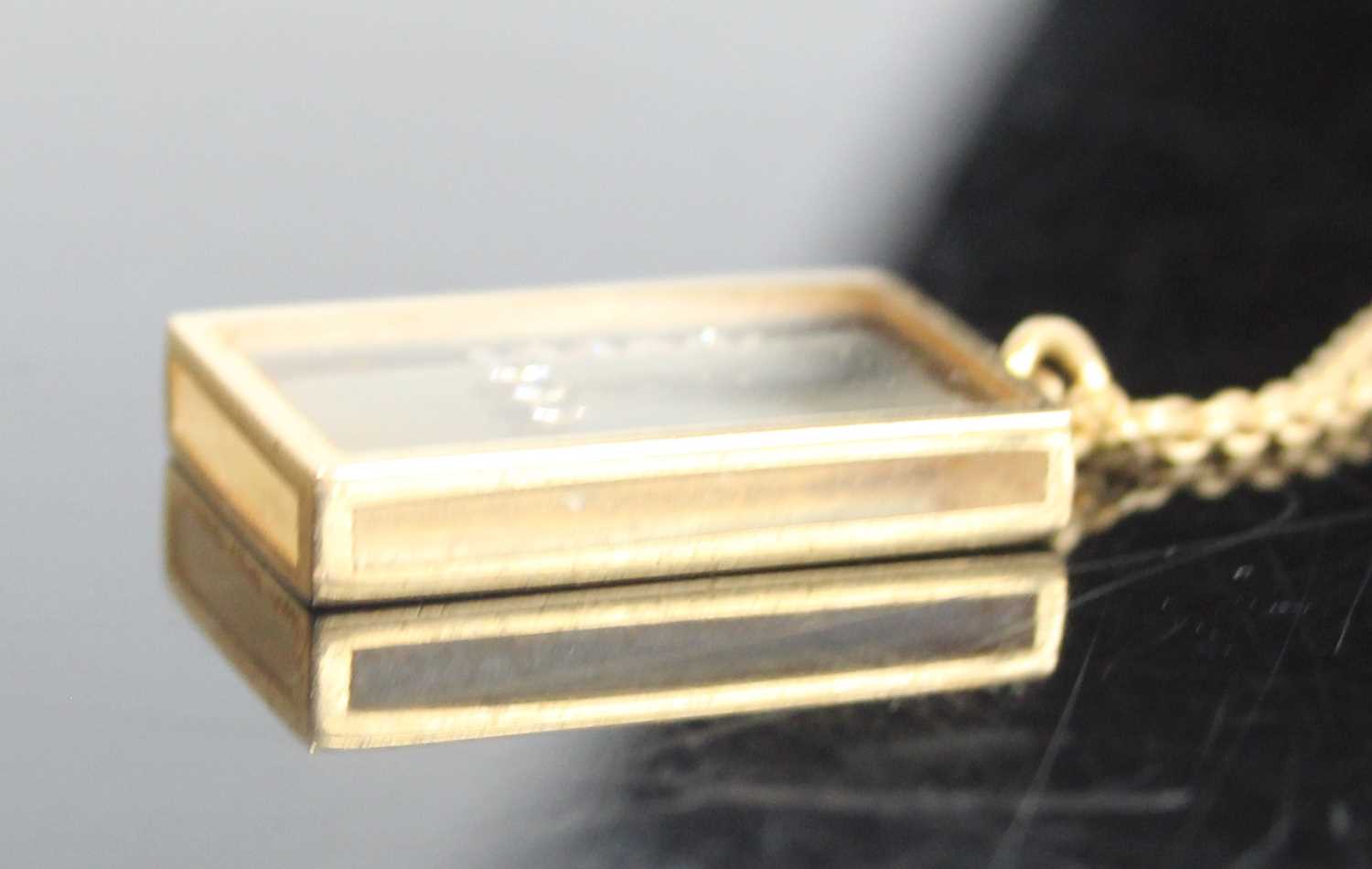 A yellow metal rectangular glass pendant with 8 1.5mm single cut white stones in a letter L shape - Image 5 of 5