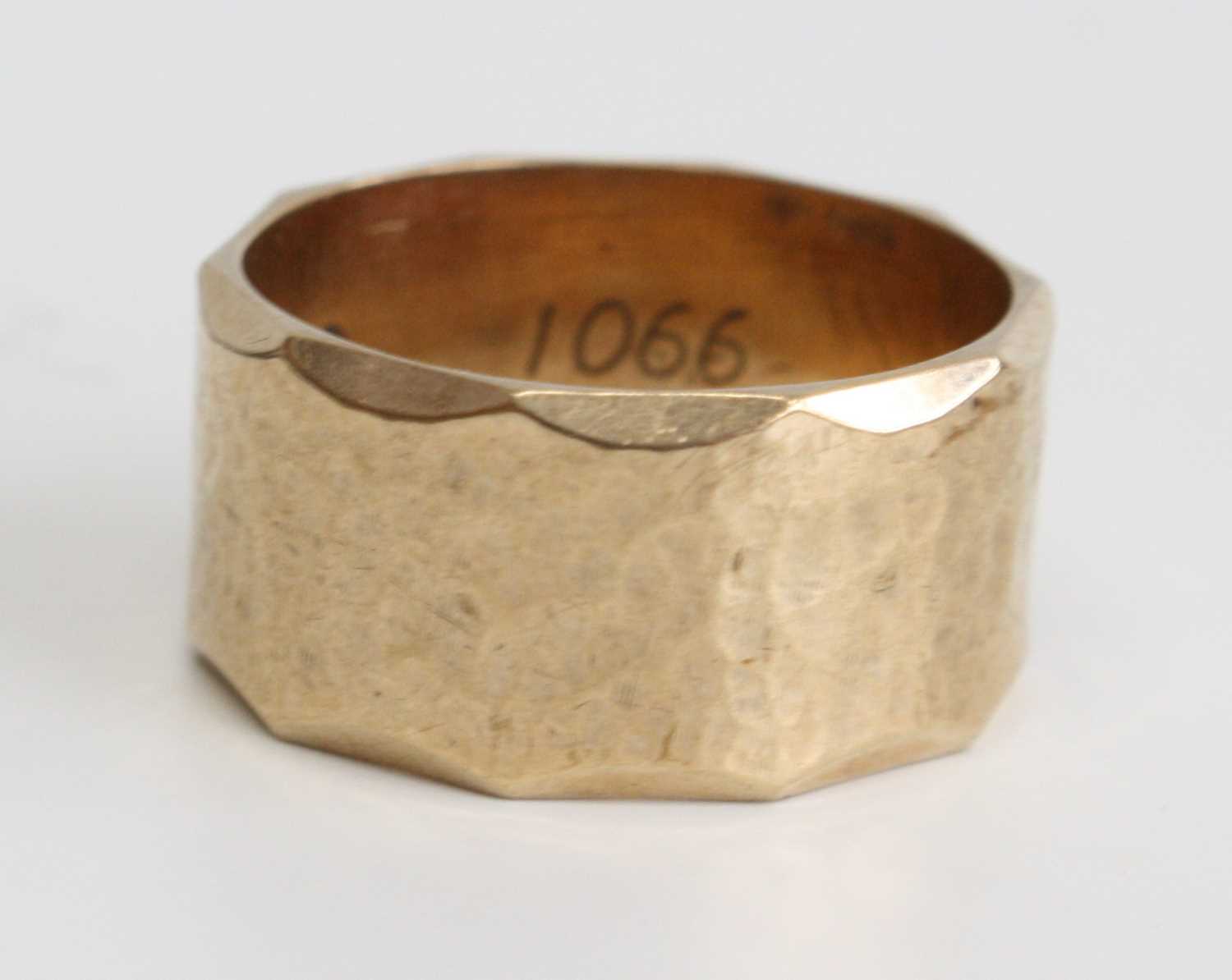 A 9ct yellow gold 1mm wide textured band with scalloped edge detail, size O, gross weight 6.4g,