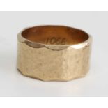 A 9ct yellow gold 1mm wide textured band with scalloped edge detail, size O, gross weight 6.4g,