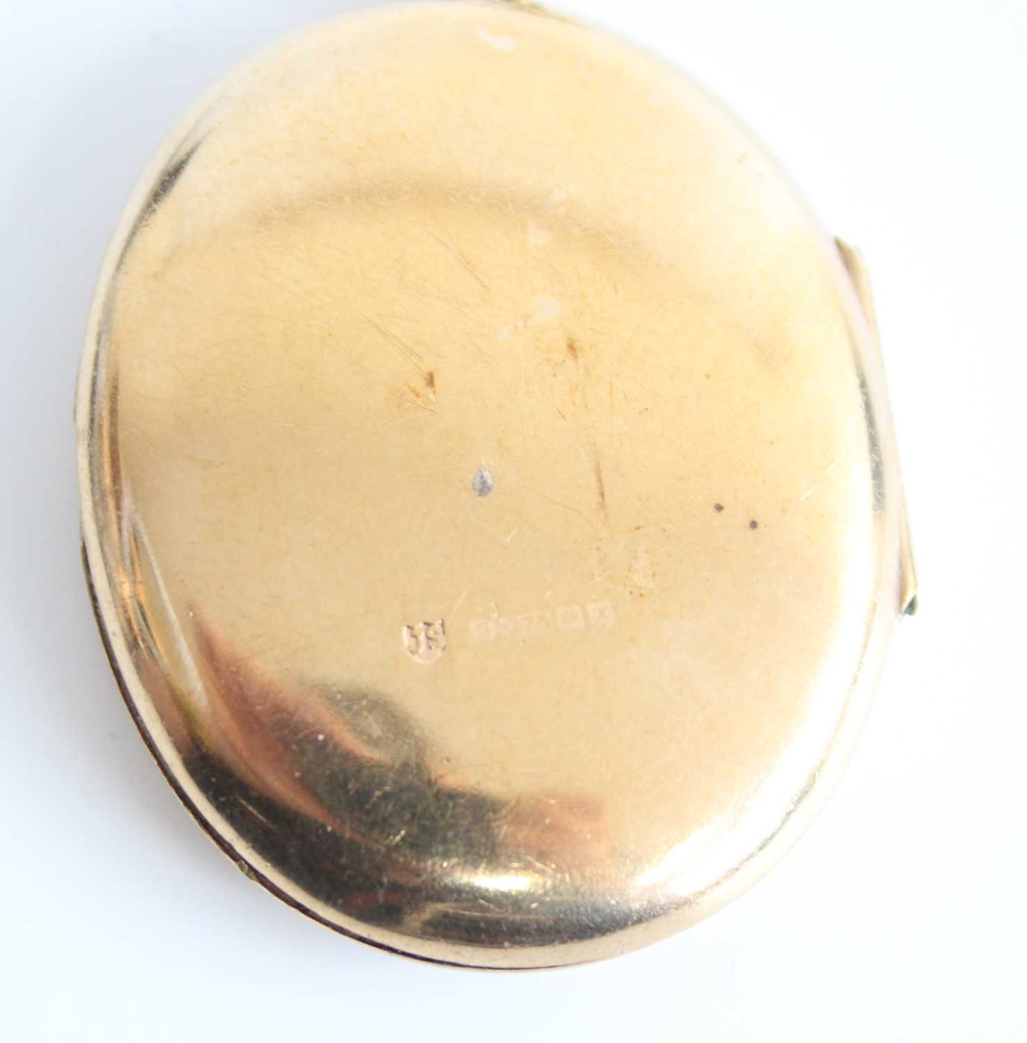 A 9ct yellow gold oval locket, engraved with a floral pattern to the front, attached to an open - Image 3 of 4