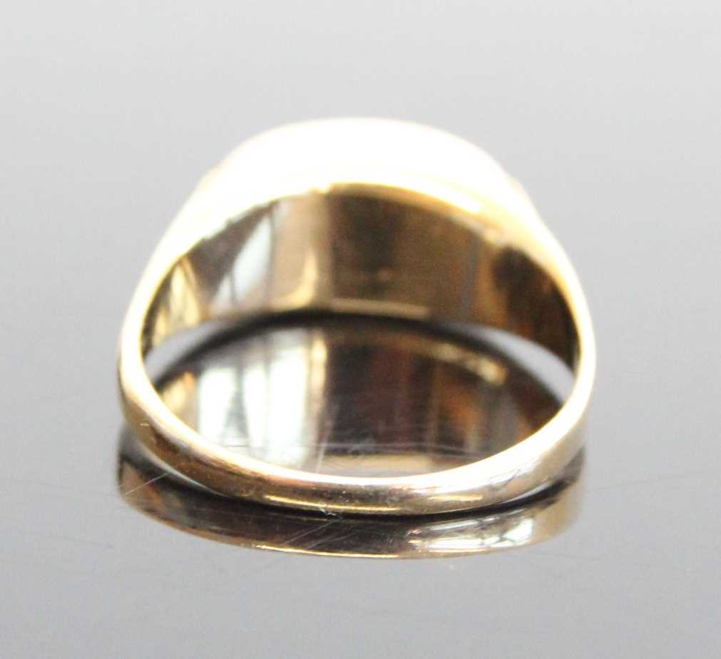 A Hawaiian yellow metal and coral set dress ring, indistinctly marked but tests as approx 12ct gold, - Image 5 of 9