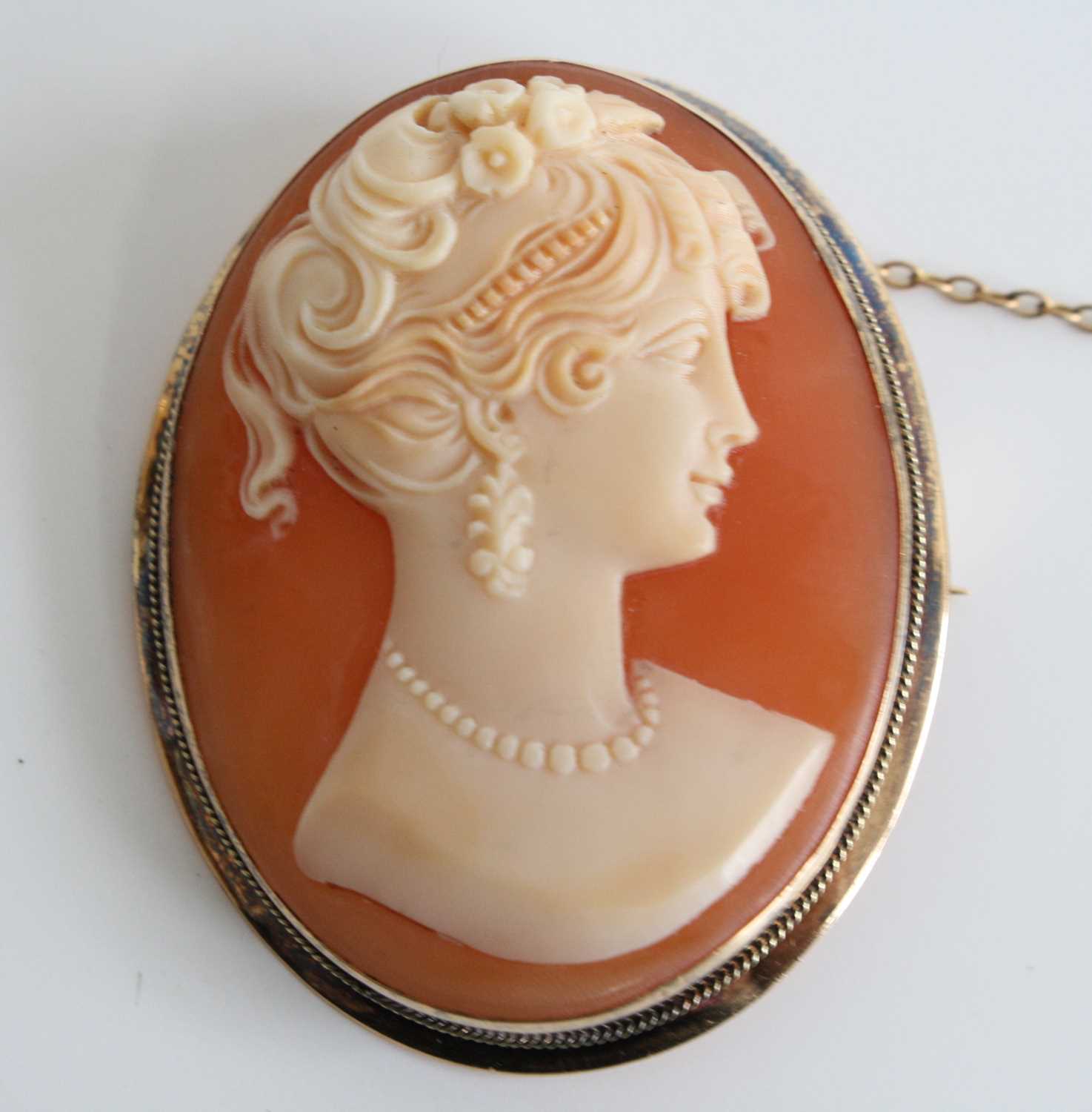 Two oval shell cameo brooches, one being 9ct yellow gold depicting Diana goddess of hunting - Bild 6 aus 9