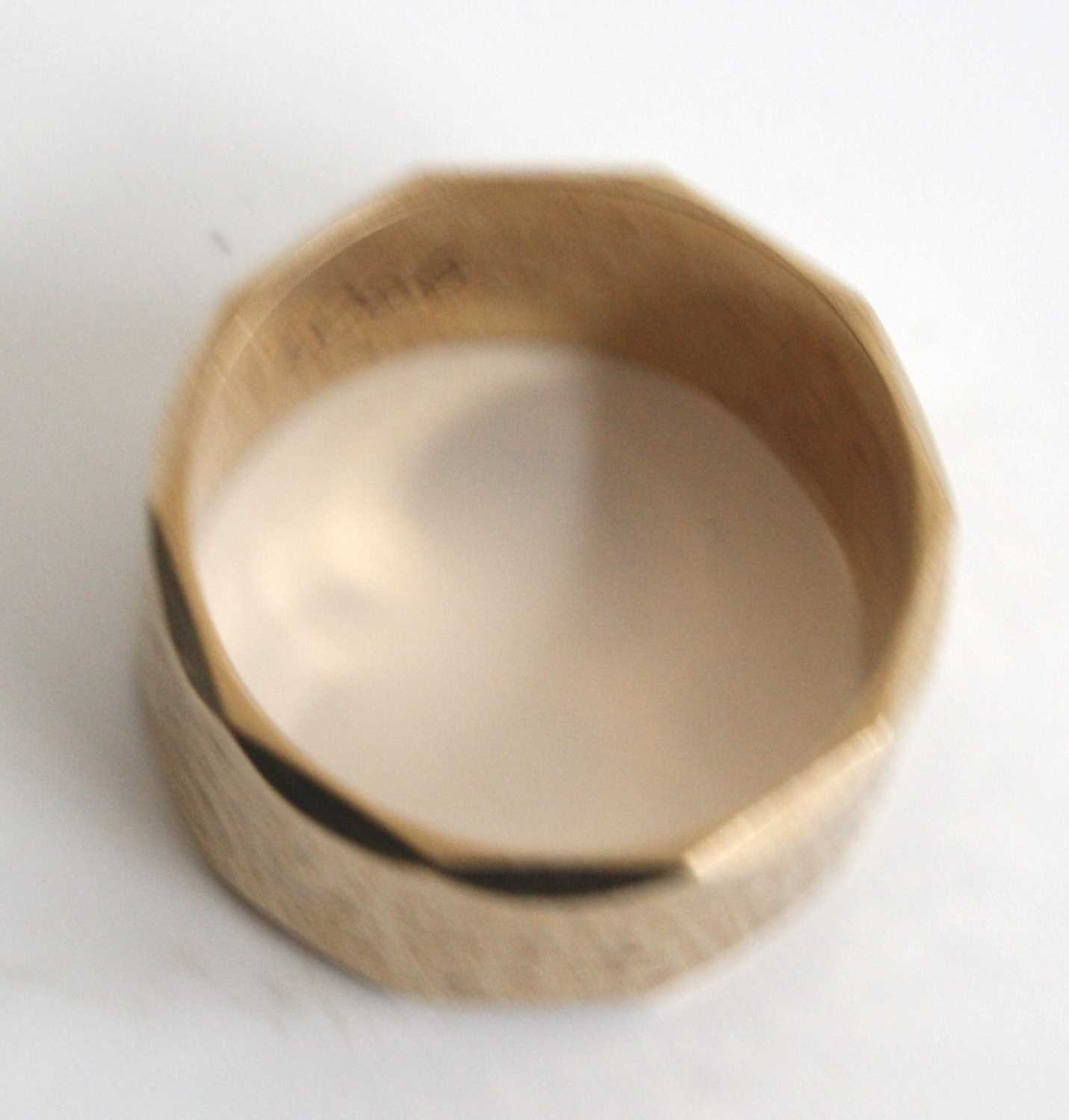 A 9ct yellow gold 1mm wide textured band with scalloped edge detail, size O, gross weight 6.4g, - Image 5 of 6