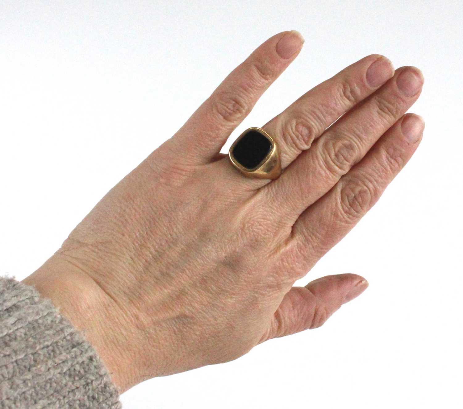 A modern gent's 9ct gold and black onyx set signet ring, 9.1g, sponsor P&G, size R - Image 7 of 7