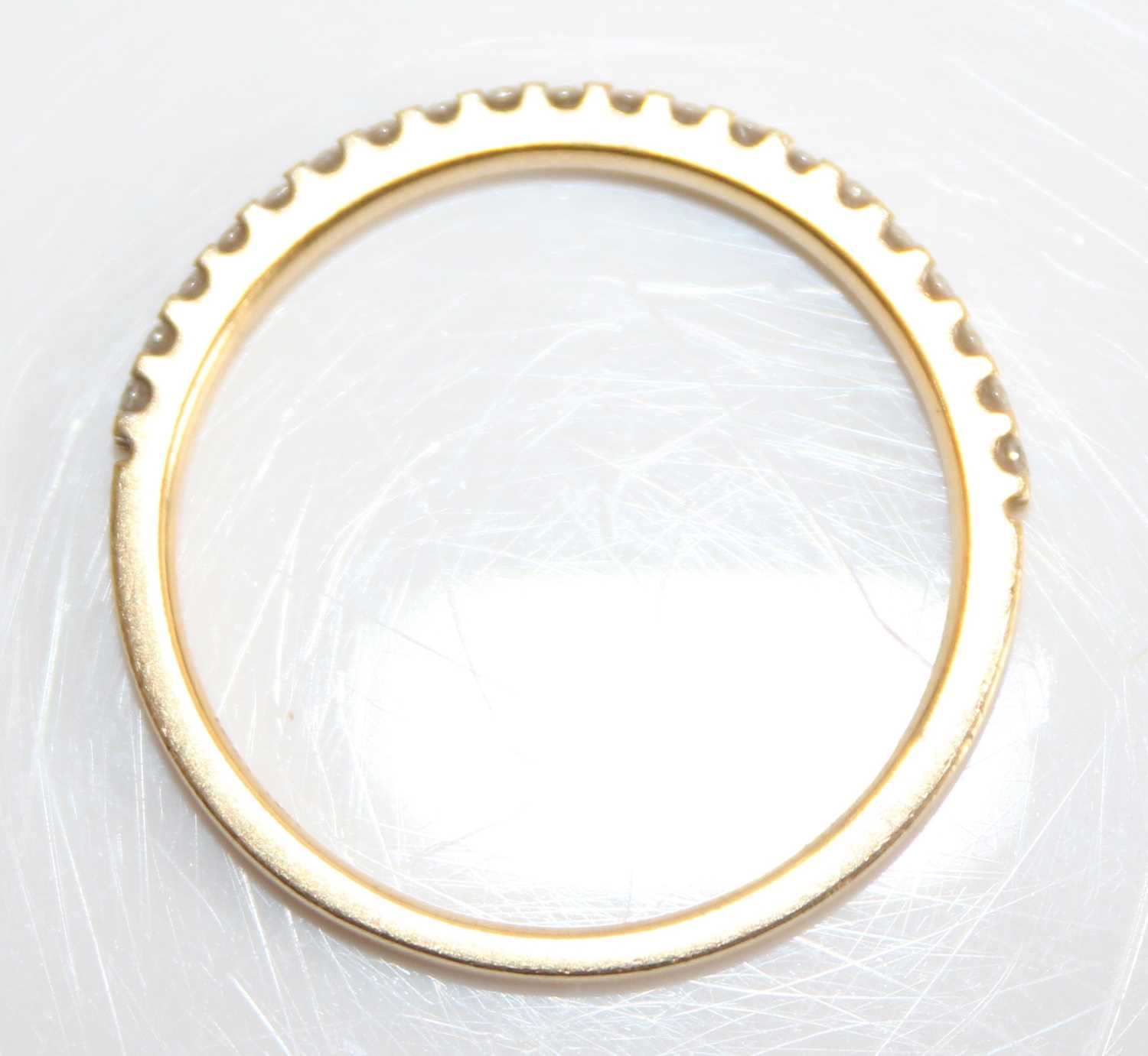 A modern 18ct gold diamond half eternity ring, arranged as twenty small round cuts in a line - Image 5 of 6