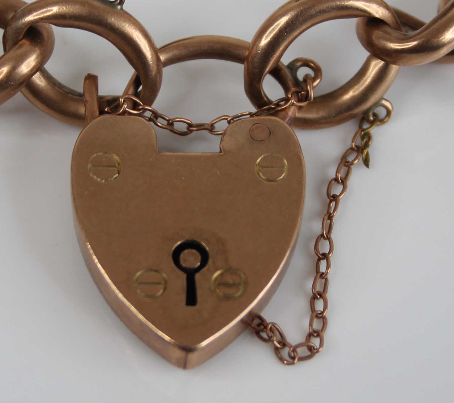 A 9ct gold curblink bracelet, with heart shaped padlock clasp and safety chain, 23.7g, 22cm - Image 2 of 3
