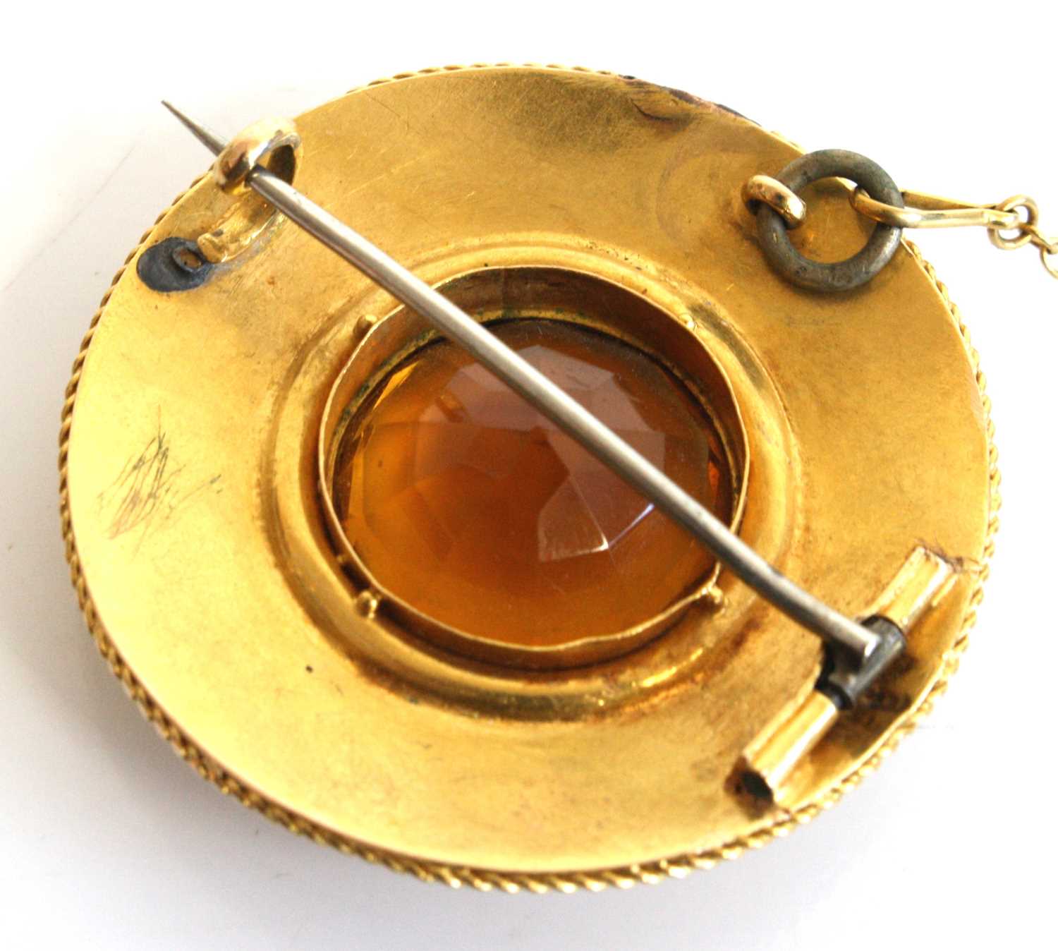 A yellow metal Etruscan style citrine target brooch featuring a central round faceted citrine within - Image 3 of 3