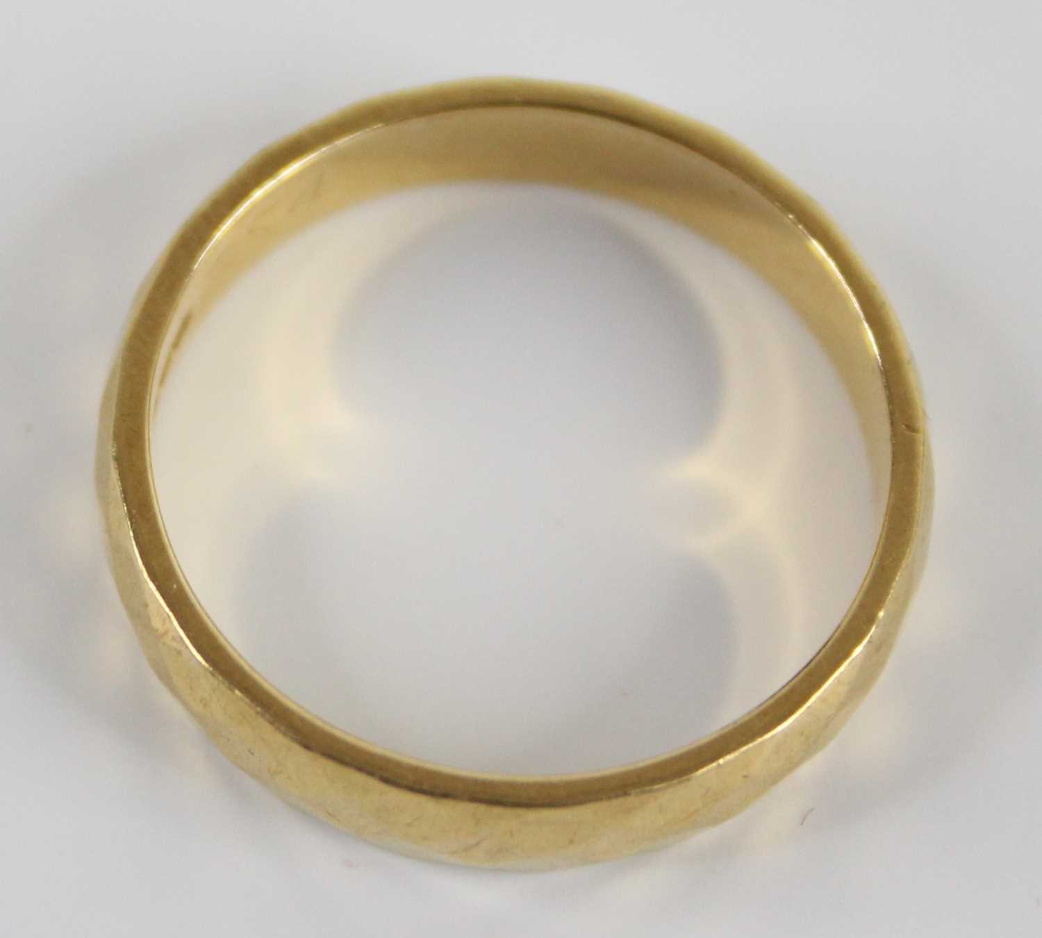 An 18ct gold and faceted quartz shaped wedding band, sponsor CG&S, London 1974, 4g, size M½ - Image 5 of 6