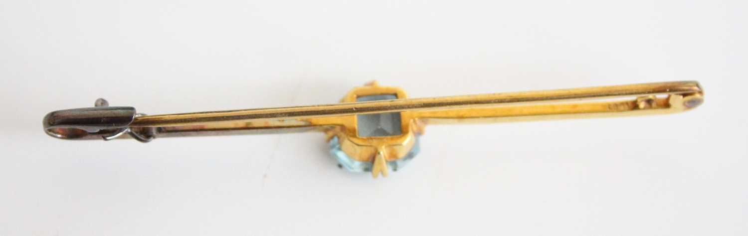 A modern 9ct gold and garnet set fern leaf brooch, the round cut garnet weighing approx 0.3 - Image 3 of 5