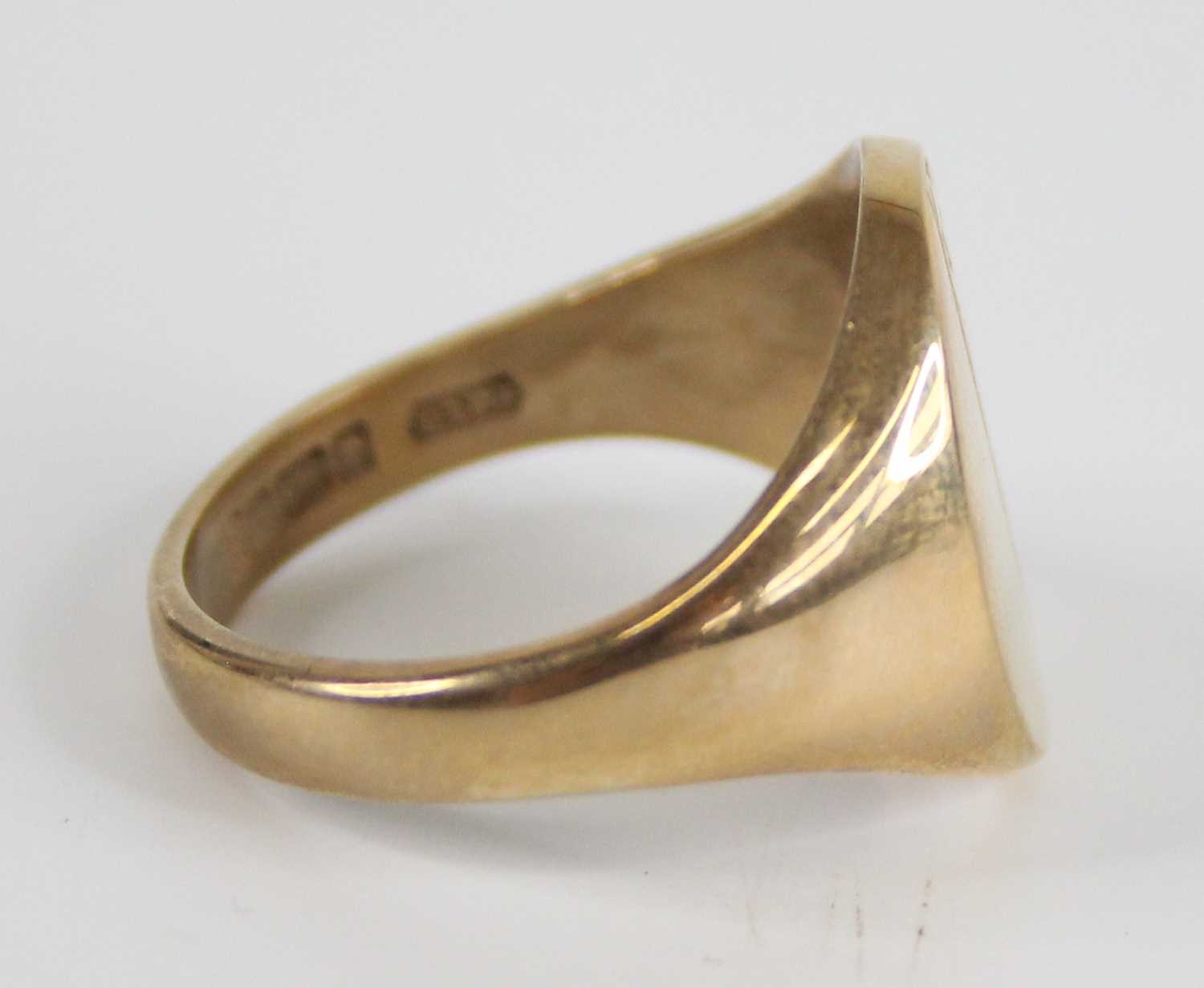 A gent's 9ct gold signet ring, having half engraved bezel, 8.5g, Birmingham 1975, sponsor EJ Ltd, - Image 2 of 5