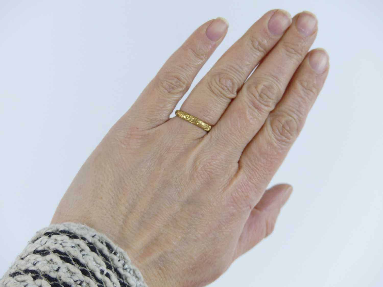 An 18ct yellow gold 3mm engraved band ring, with raised floral detail, size L, gross weight 3g, - Image 5 of 5