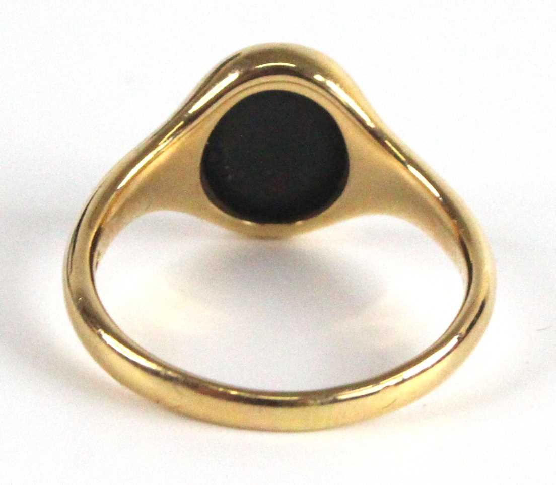 An 18ct gold bloodstone set signet ring, the slice-cut and polished bloodstone measuring approx 12 x - Image 4 of 7