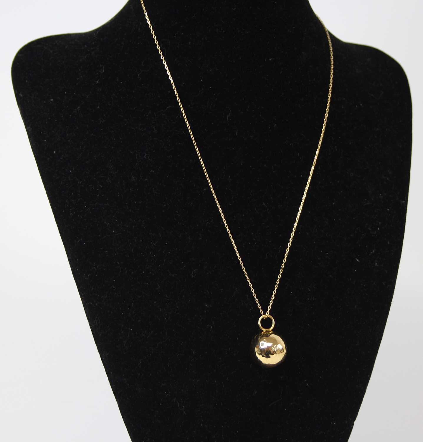 A modern 14ct gold ball pendant, dia.15mm, on finelink gold neck chain, 4.1g