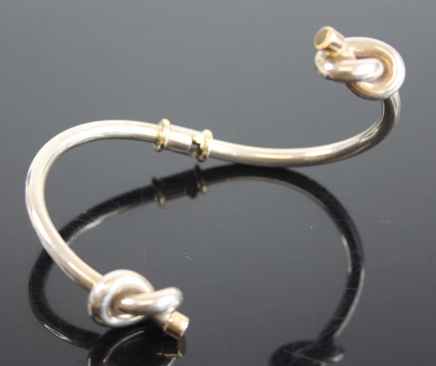 A Gucci silver and 18ct gold tipped bangle, having knotted ends and twist action, 34g, 7cm, boxed - Image 3 of 5