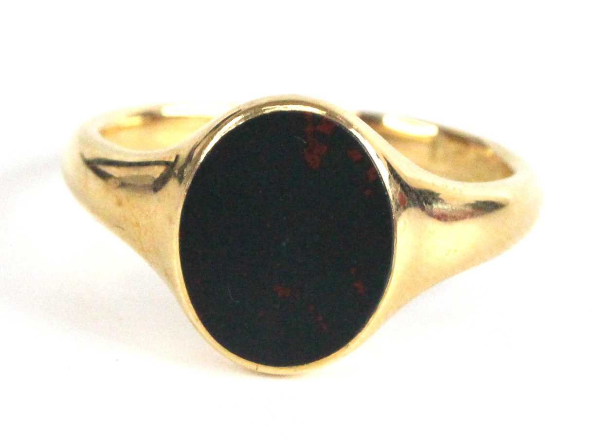 An 18ct gold bloodstone set signet ring, the slice-cut and polished bloodstone measuring approx 12 x - Image 2 of 7