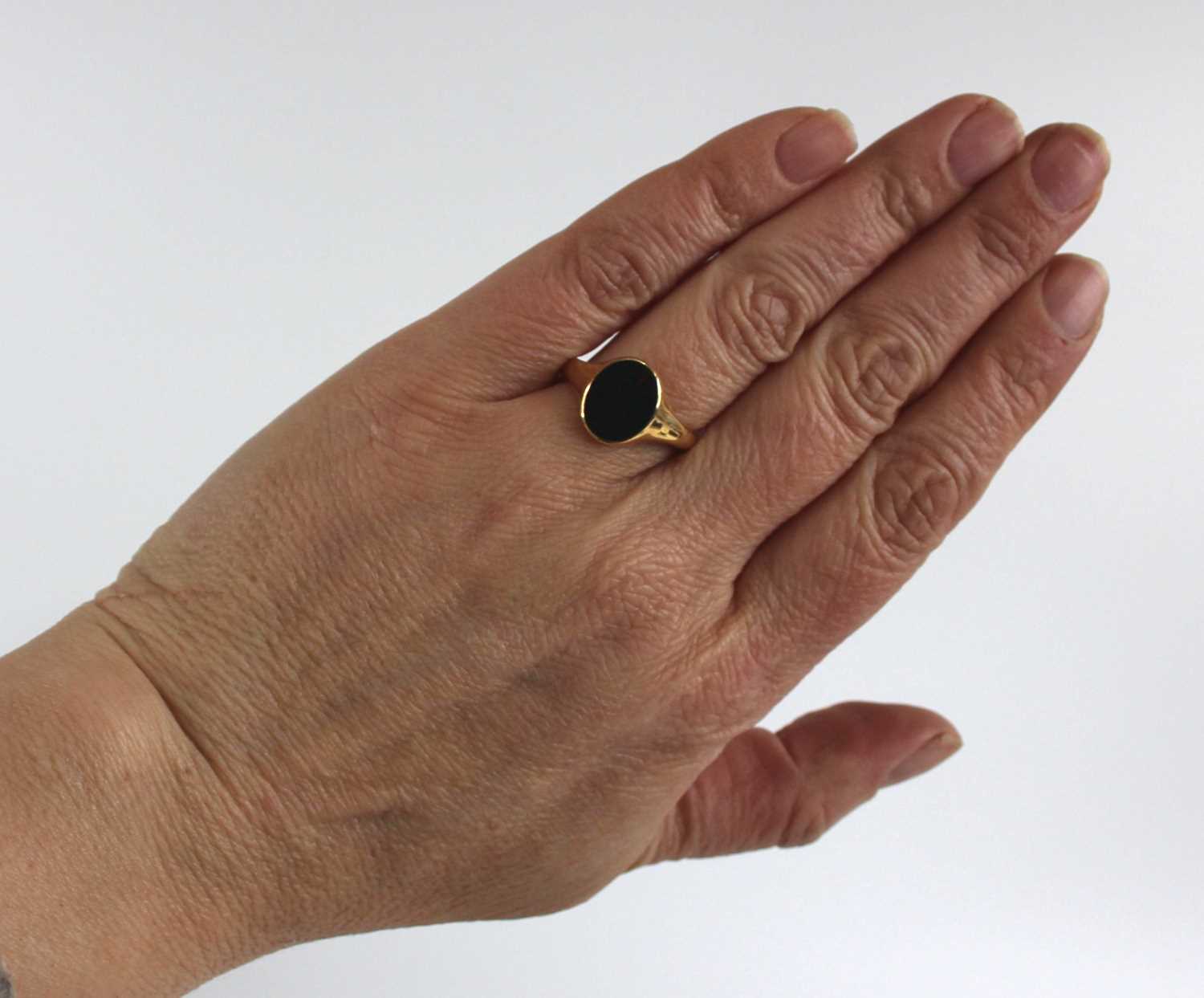 An 18ct gold bloodstone set signet ring, the slice-cut and polished bloodstone measuring approx 12 x - Image 7 of 7