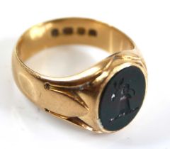 An 18ct gold and bloodstone set gent's signet ring, the bloodstone with relief carved armorial,
