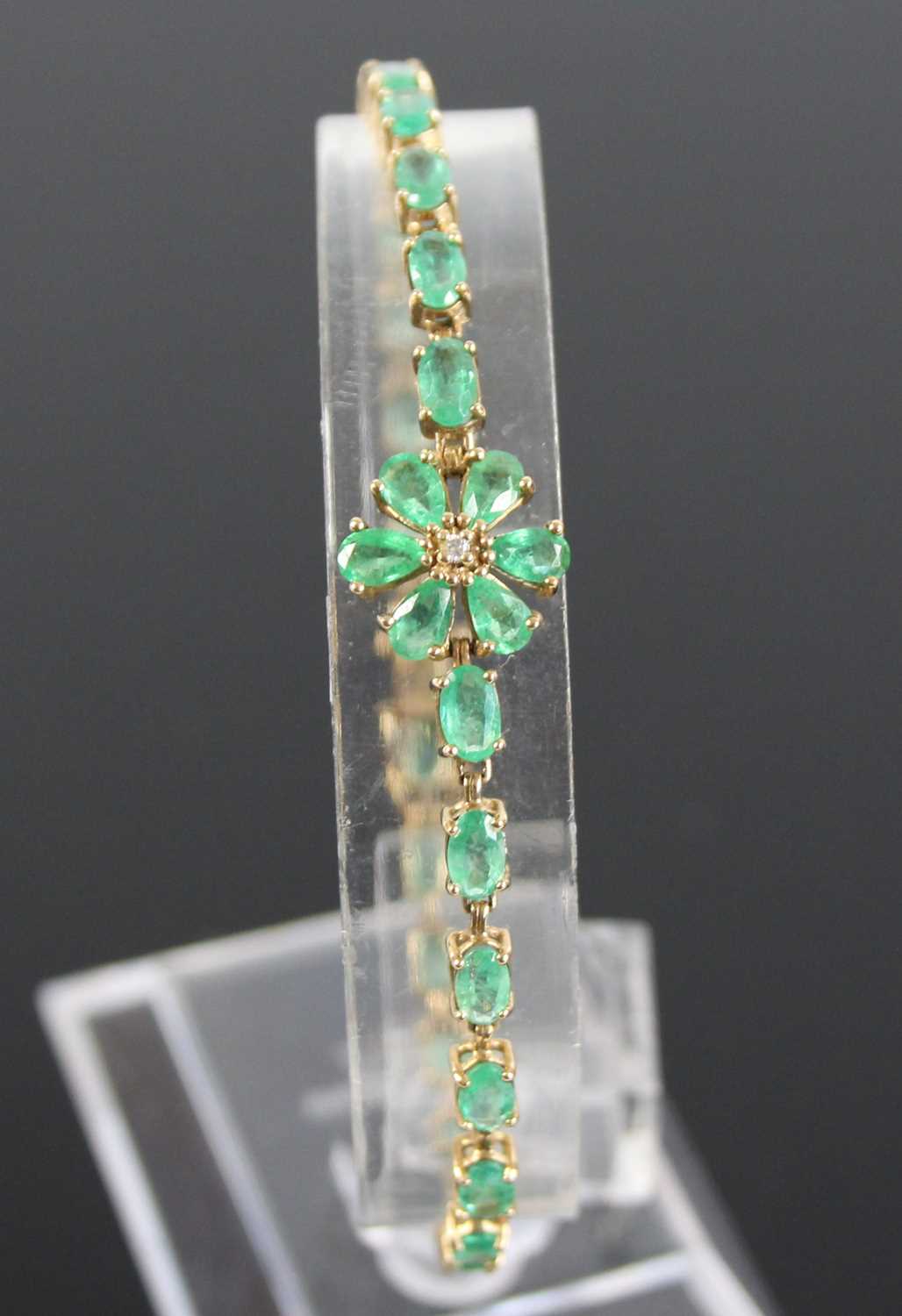 A 9ct yellow gold emerald multi-stone bracelet, comprising a centre flower motif with six pear cut - Image 2 of 6