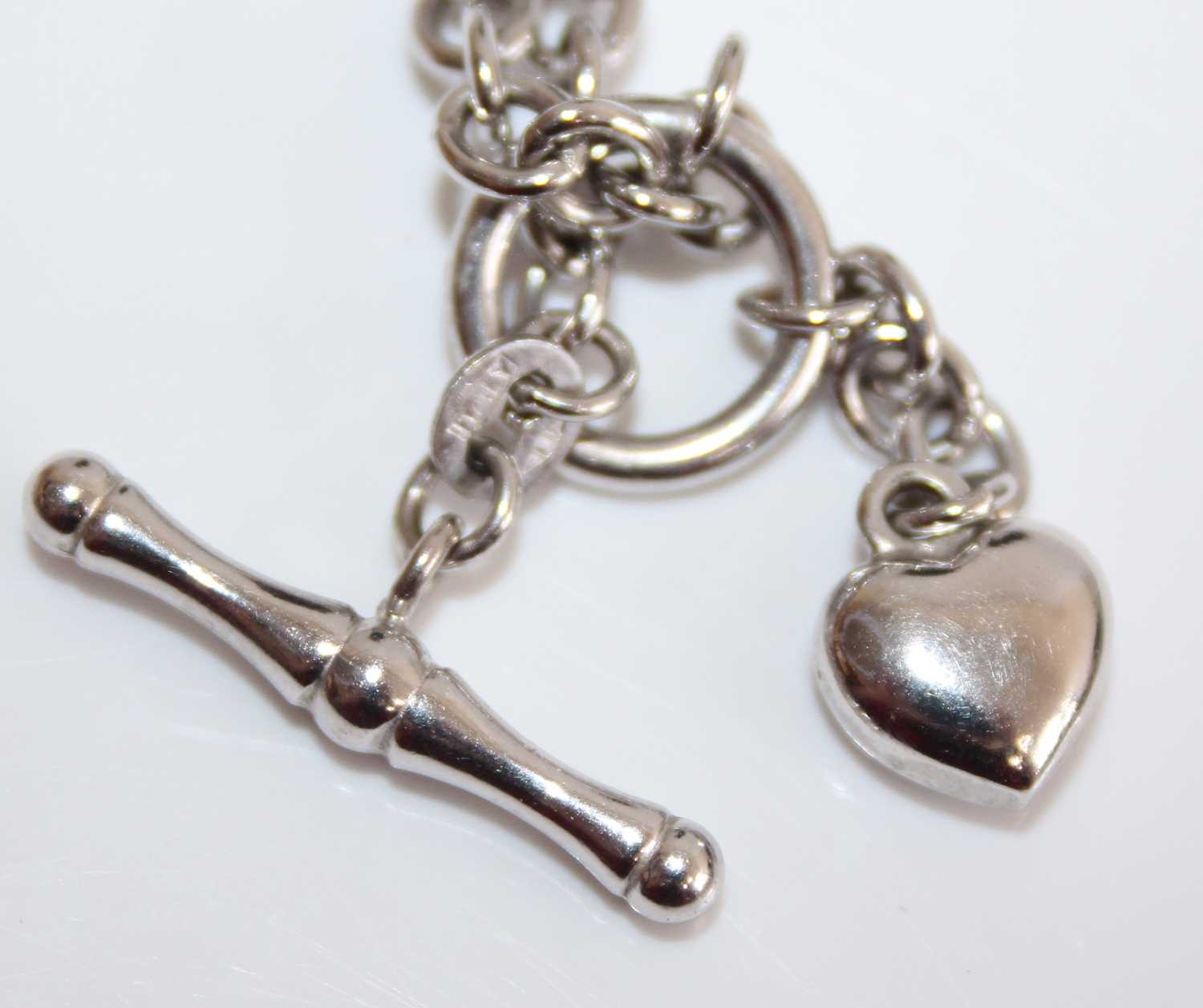 A contemporary 9ct white gold chain link necklace, with T bar clasp and heart shaped pendant, 7. - Image 3 of 3