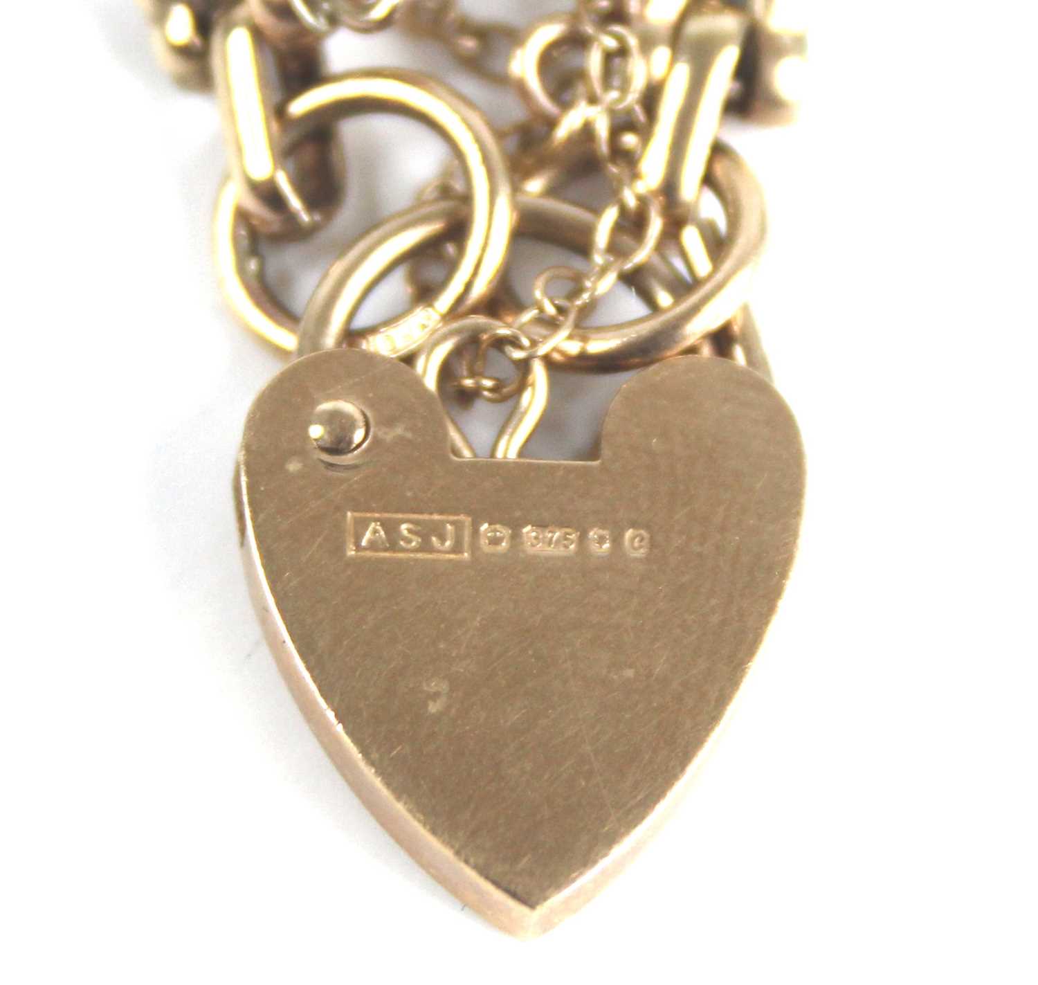 A 9ct gold gatelink bracelet, having heart shaped padlock clasp and safety chain, 20.7g, length 18. - Image 3 of 3