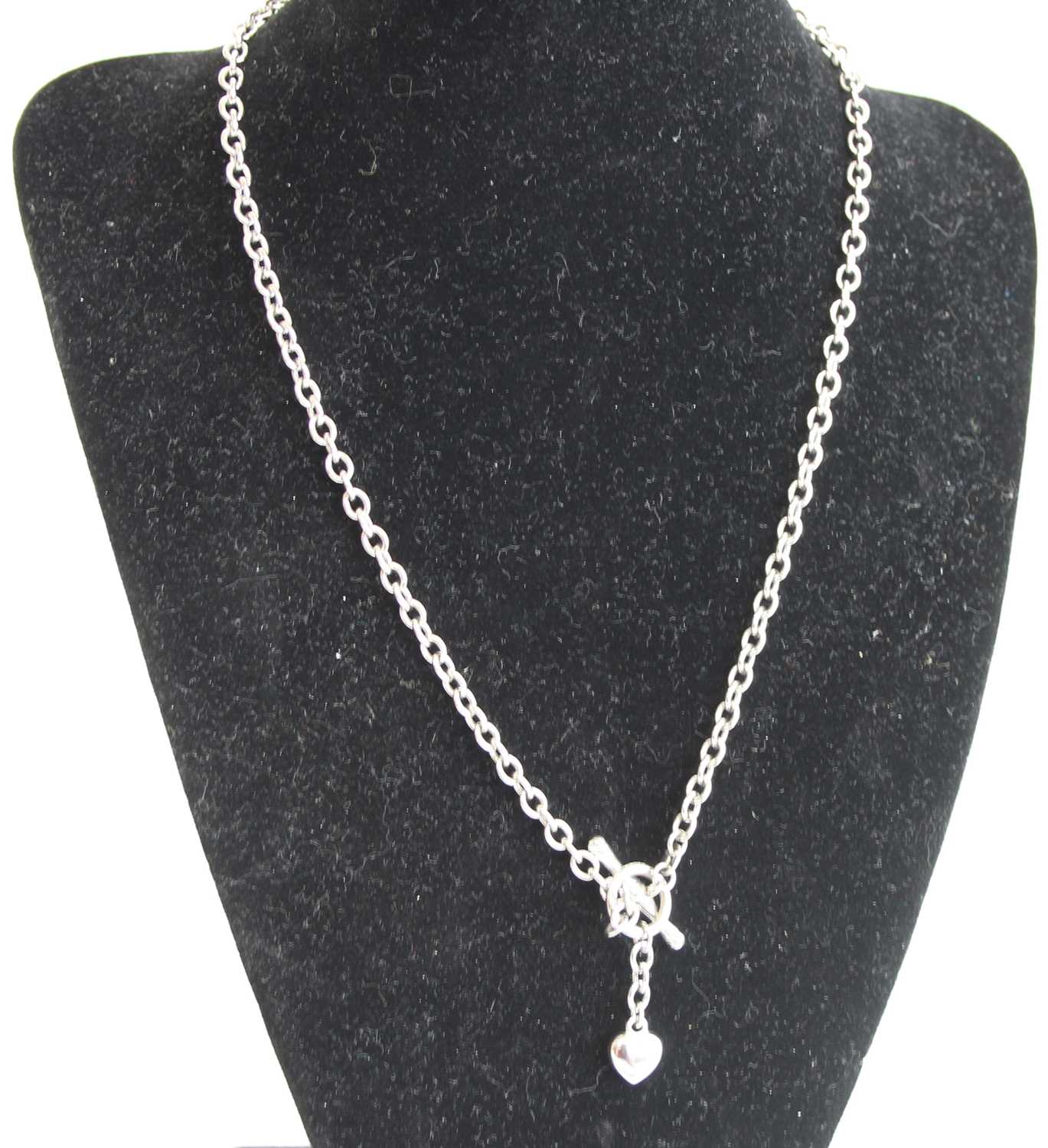 A contemporary 9ct white gold chain link necklace, with T bar clasp and heart shaped pendant, 7.
