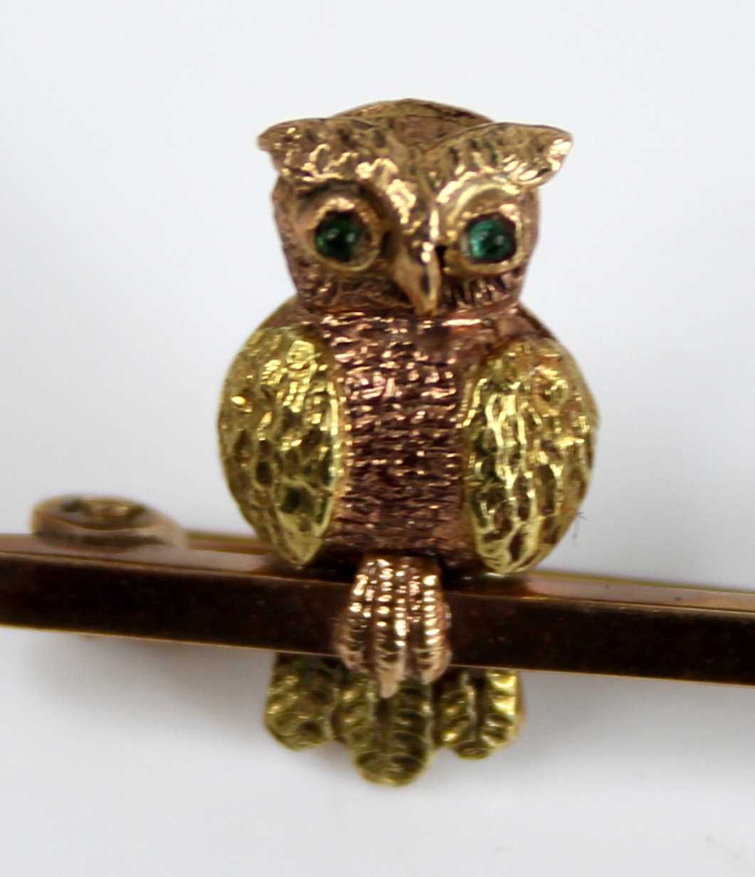 A 9ct gold safety pin bar brooch, surmounted with two-colour gold owl, the eyes as cabochon green - Image 2 of 4