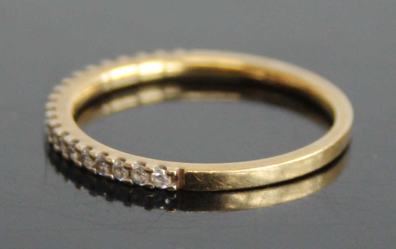 A modern 18ct gold diamond half eternity ring, arranged as twenty small round cuts in a line - Image 4 of 6