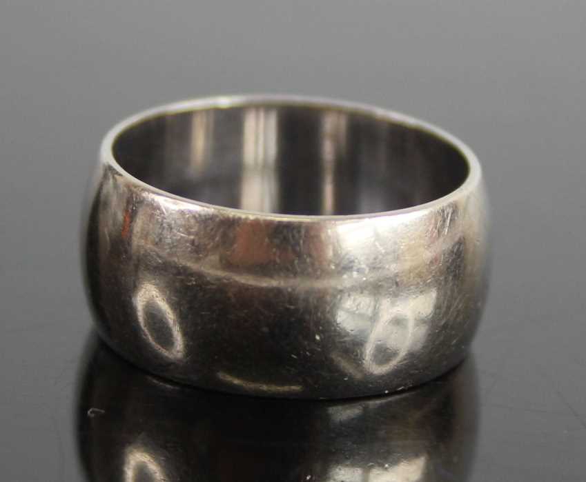 A modern 18ct white gold wedding band, 9.4g, London 1970, size M, band width 9mm