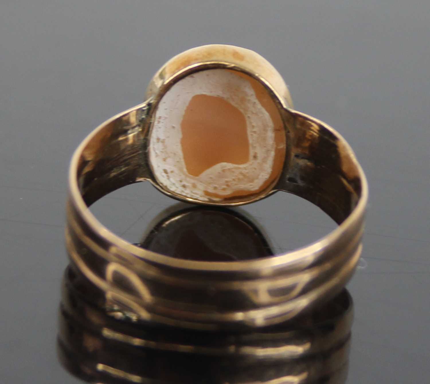 A George V 9ct gold carved shell cameo ring, the cameo measuring approx 11 x 9mm, on a triple reeded - Image 3 of 6