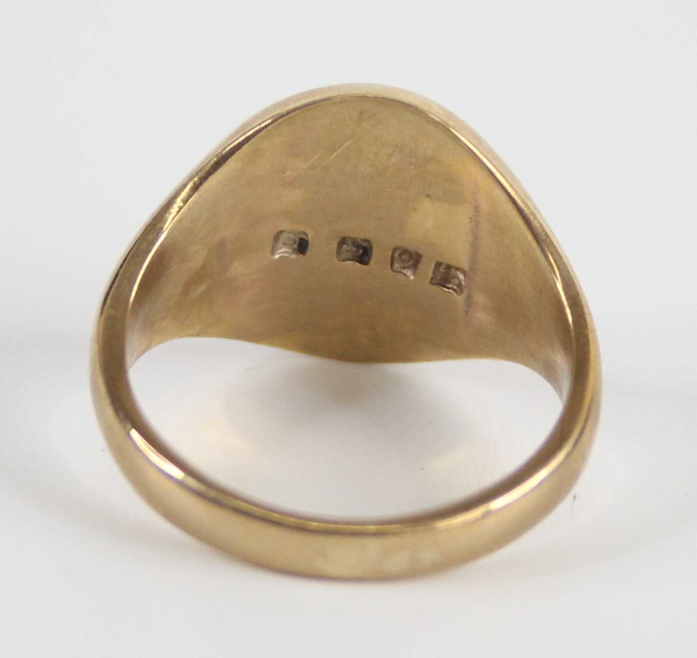 A gent's 9ct gold signet ring, having half engraved bezel, 8.5g, Birmingham 1975, sponsor EJ Ltd, - Image 3 of 5