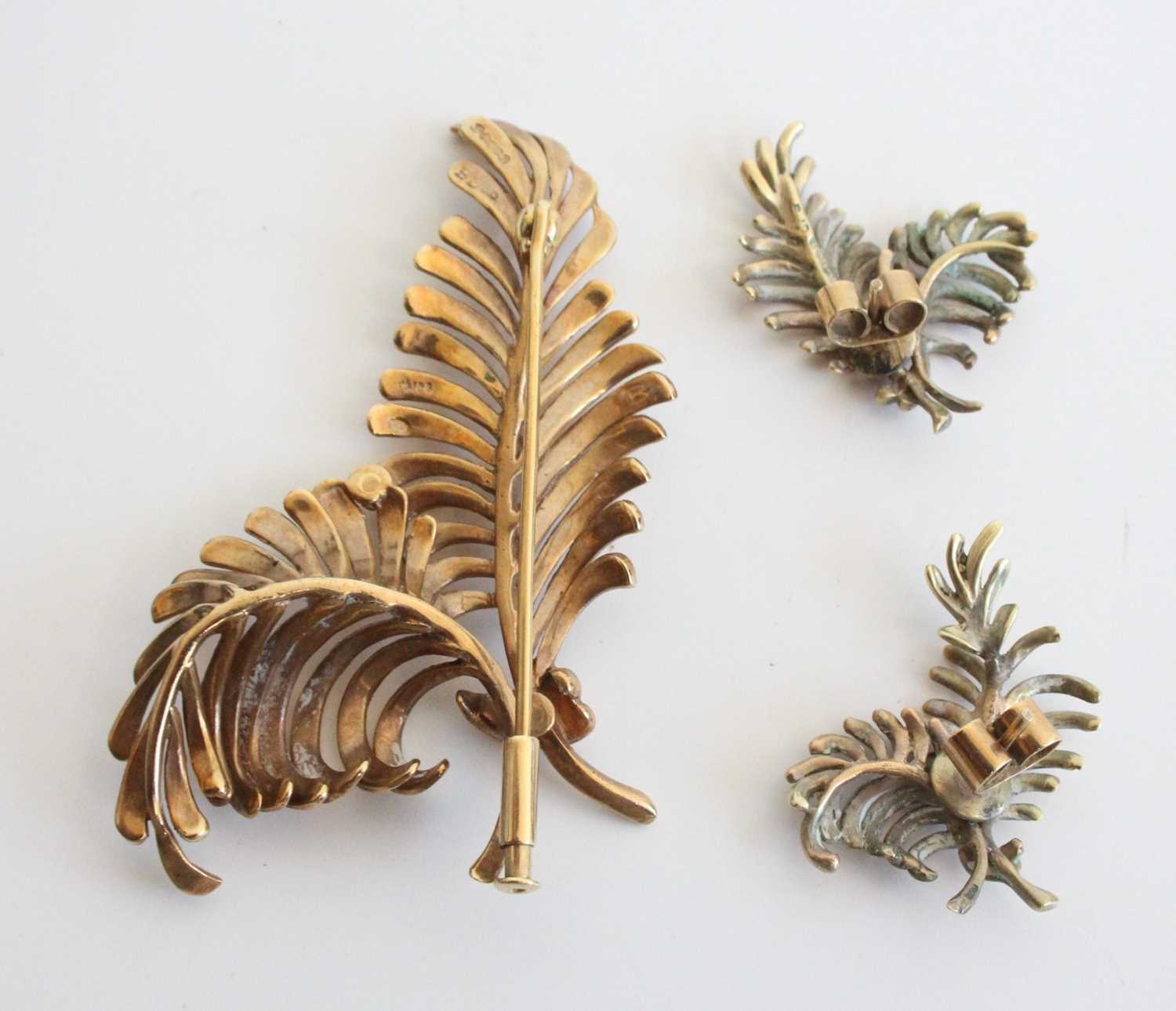A contemporary 9ct gold fern leaf brooch, together with matching ear studs, each naturalistically - Image 2 of 2