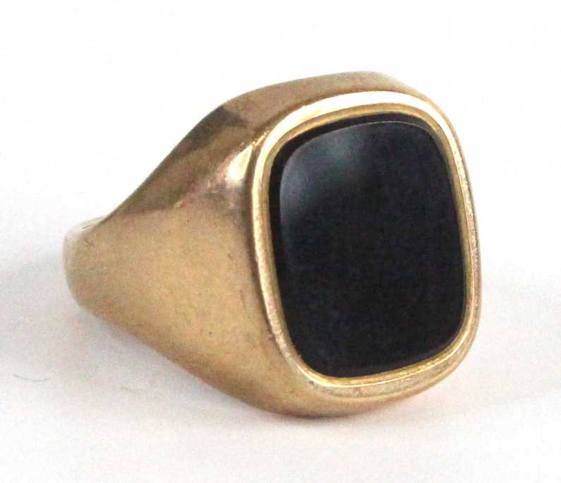 A modern gent's 9ct gold and black onyx set signet ring, 9.1g, sponsor P&G, size R