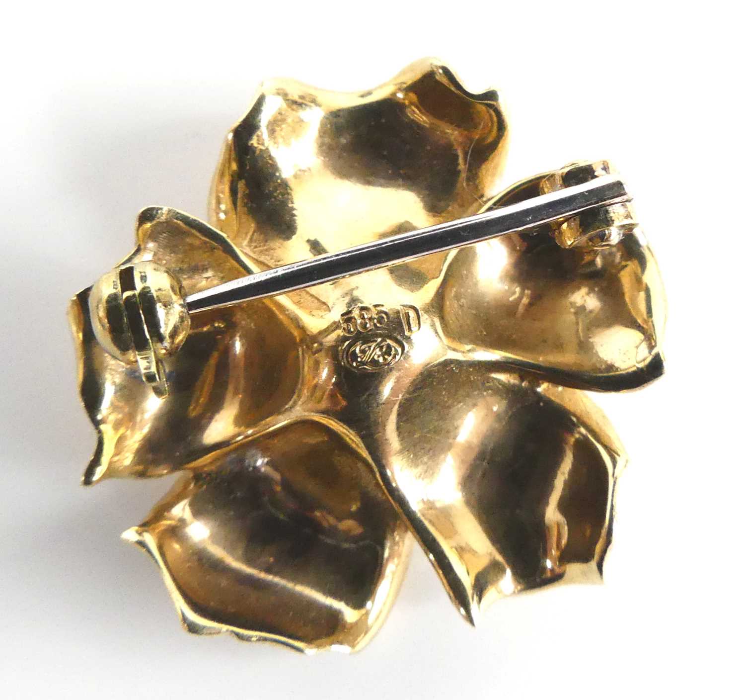 A yellow metal diamond set stylised flower brooch, featuring three round brilliant cut diamonds claw - Image 2 of 4