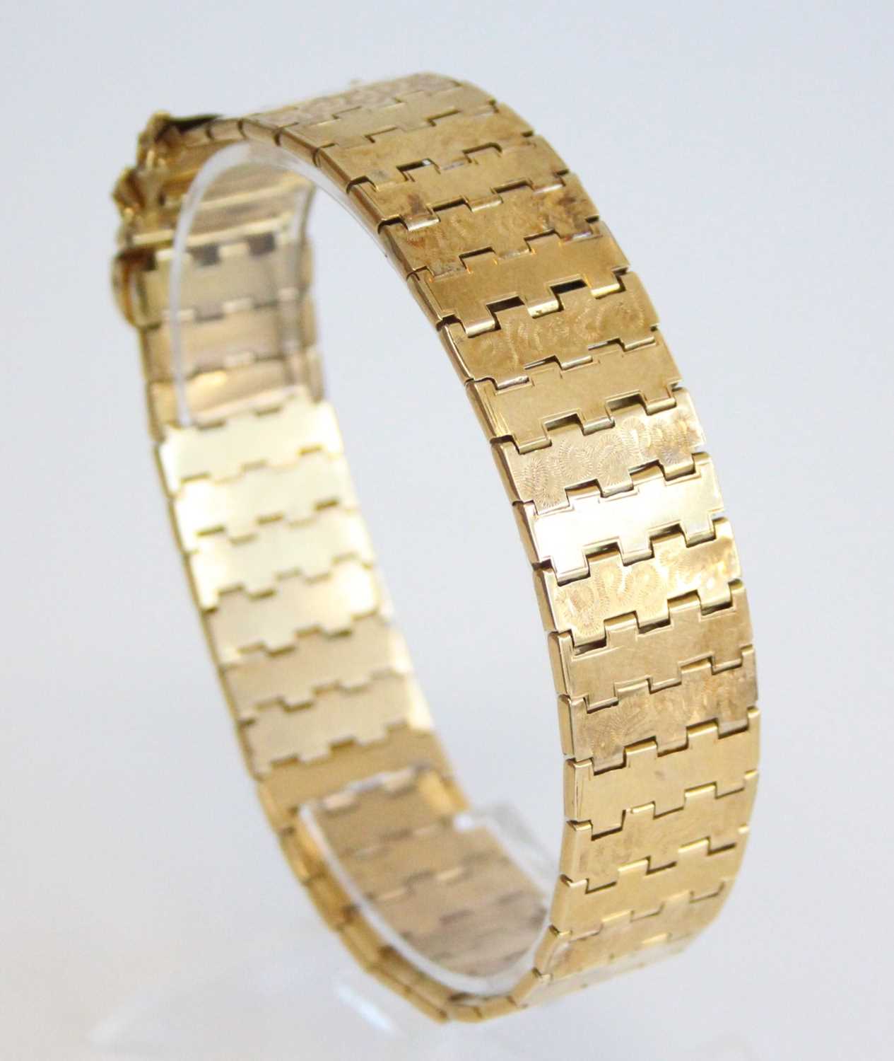 A continental (probably Swiss) yellow metal reticulated bracelet, as alternating plain and finely