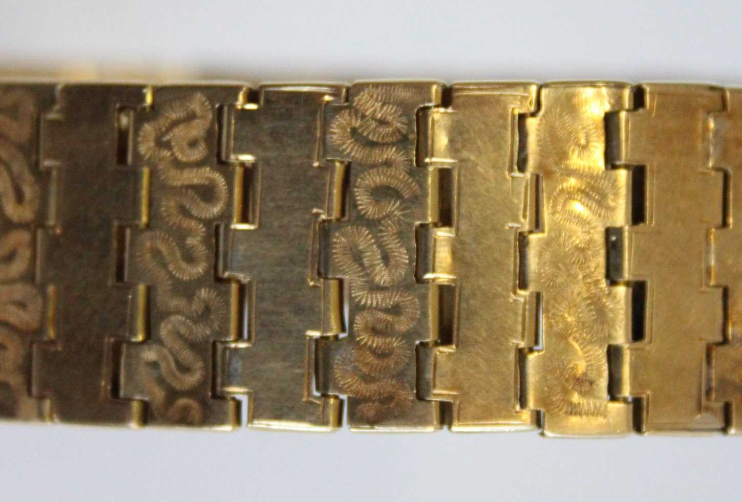 A continental (probably Swiss) yellow metal reticulated bracelet, as alternating plain and finely - Image 2 of 4