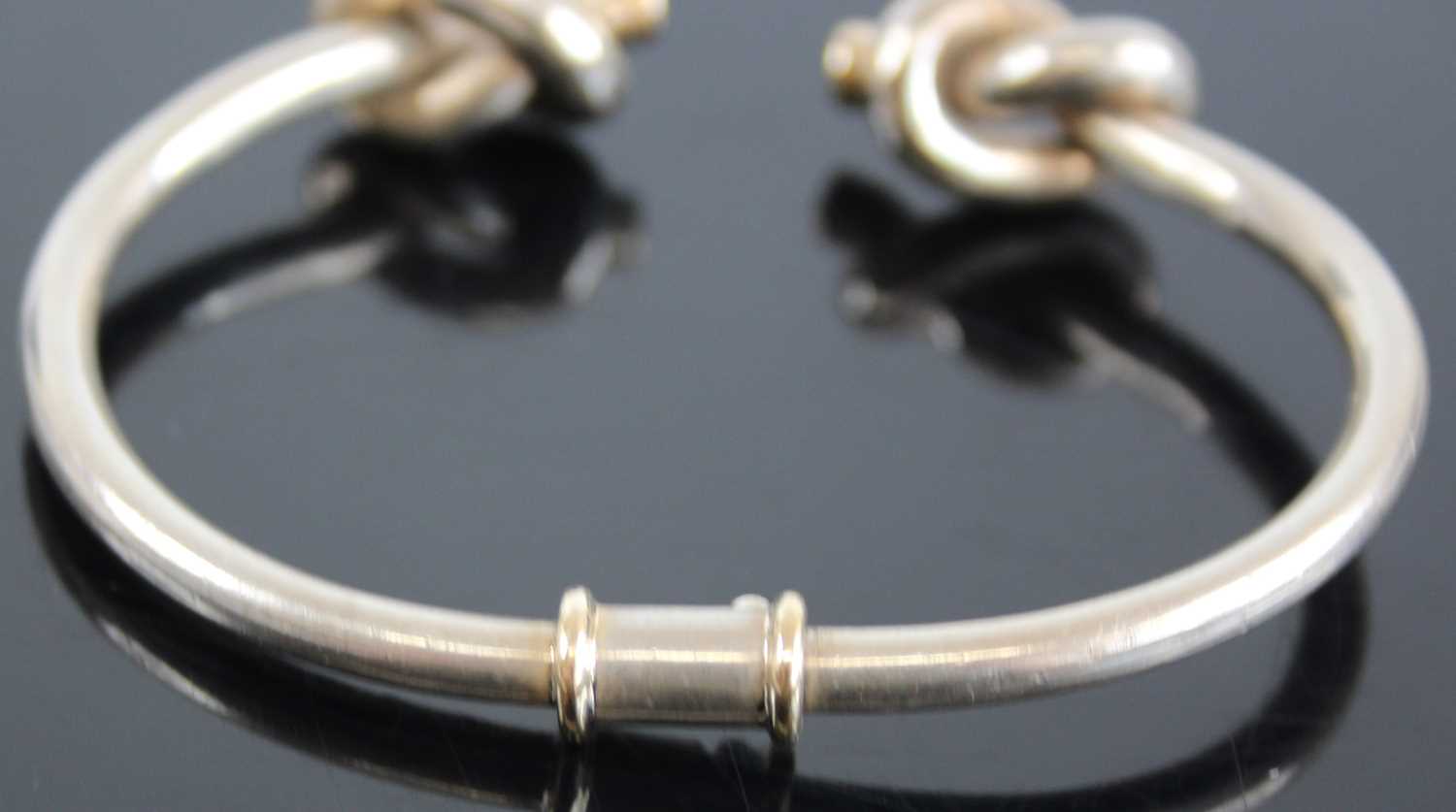 A Gucci silver and 18ct gold tipped bangle, having knotted ends and twist action, 34g, 7cm, boxed - Image 2 of 5