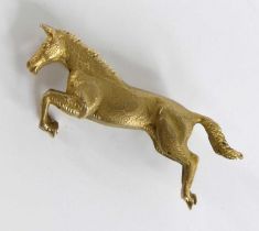 A 9ct yellow gold prancing horse brooch, with roller catch fastening, brooch length 36mm, gross