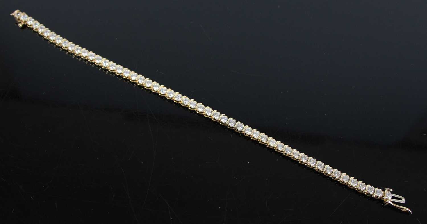 A yellow metal cubic zirconia tennis bracelet, featuring fifty-one 3 x 1.9mm round cubic zirconia in - Image 3 of 4